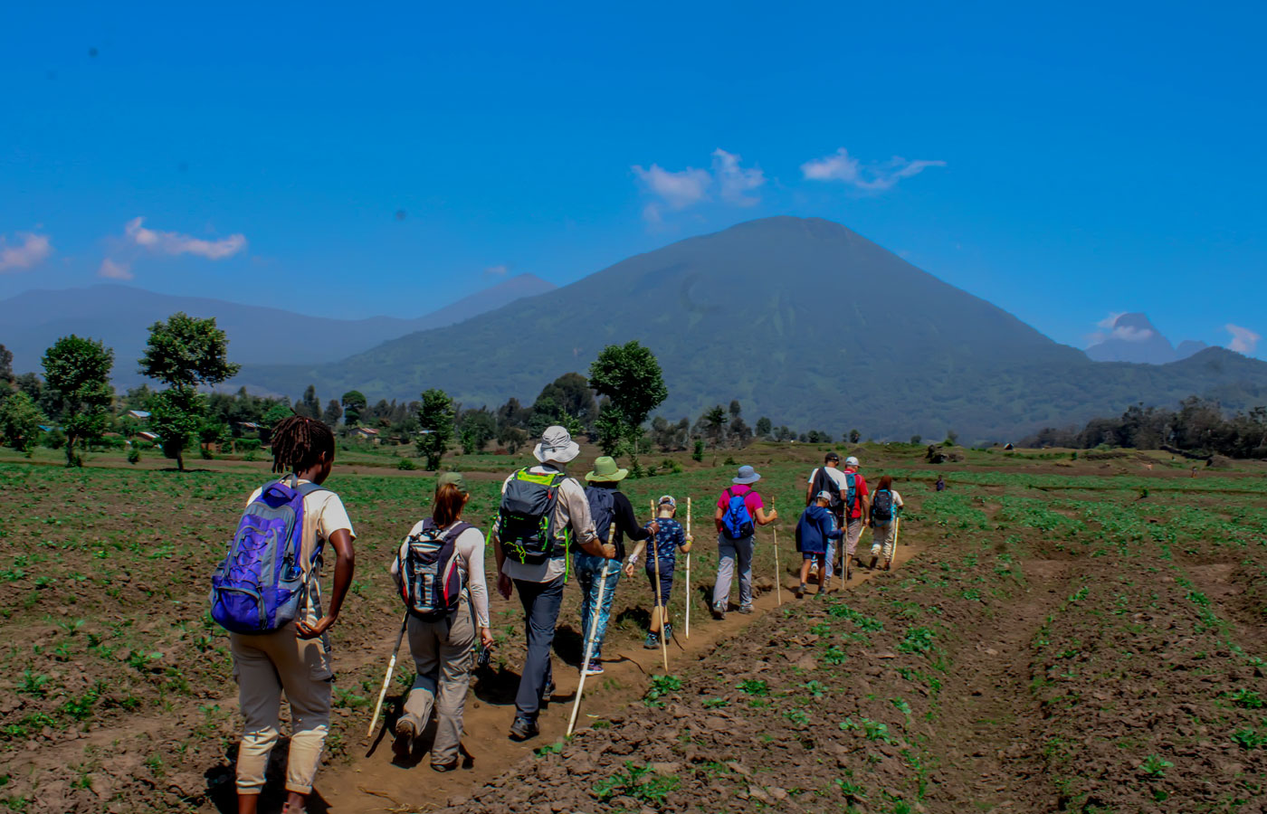 scenic-walk-around-volcanoes-with-cultural-picnic